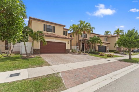 House in Hialeah, Florida 4 bedrooms, 228.73 sq.m. № 1763053 - photo 1