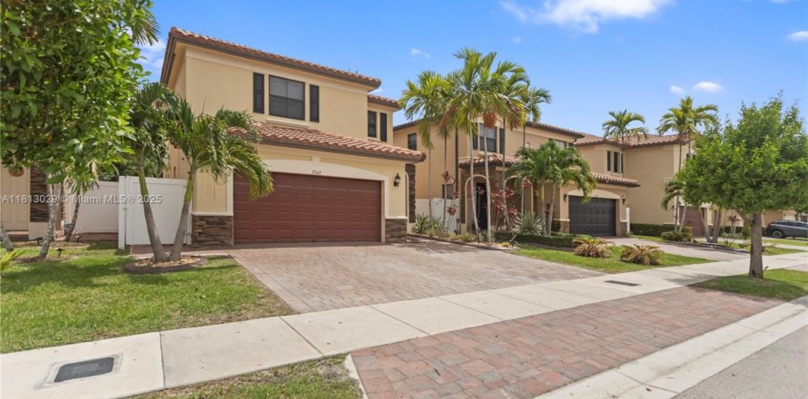 House in Hialeah, Florida 4 bedrooms, 228.73 sq.m. № 1763053