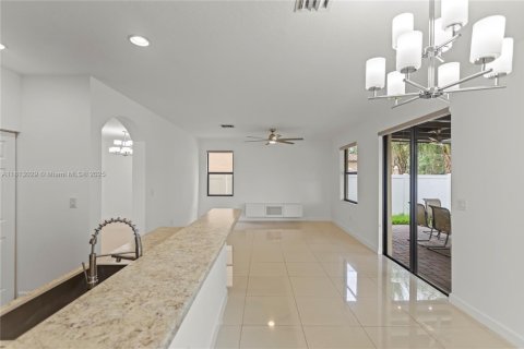 House in Hialeah, Florida 4 bedrooms, 228.73 sq.m. № 1763053 - photo 26