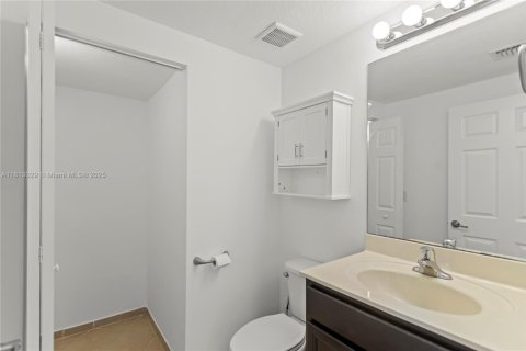 House in Hialeah, Florida 4 bedrooms, 228.73 sq.m. № 1763053 - photo 8