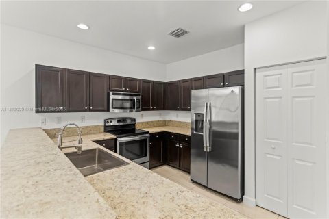 House in Hialeah, Florida 4 bedrooms, 228.73 sq.m. № 1763053 - photo 19