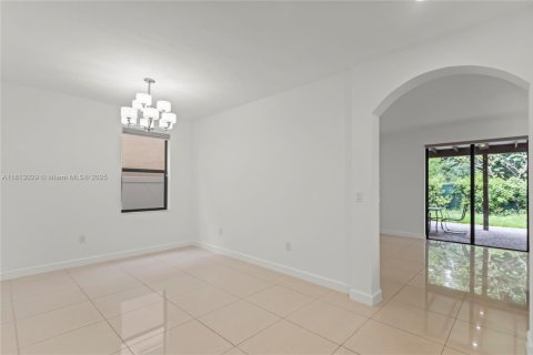 House in Hialeah, Florida 4 bedrooms, 228.73 sq.m. № 1763053 - photo 16