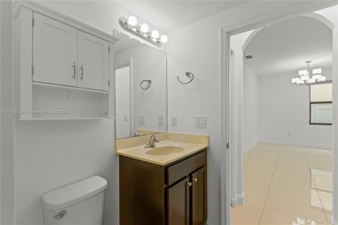 House in Hialeah, Florida 4 bedrooms, 228.73 sq.m. № 1763053 - photo 10