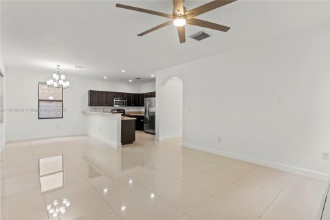 House in Hialeah, Florida 4 bedrooms, 228.73 sq.m. № 1763053 - photo 14