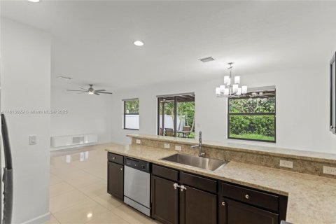 House in Hialeah, Florida 4 bedrooms, 228.73 sq.m. № 1763053 - photo 4