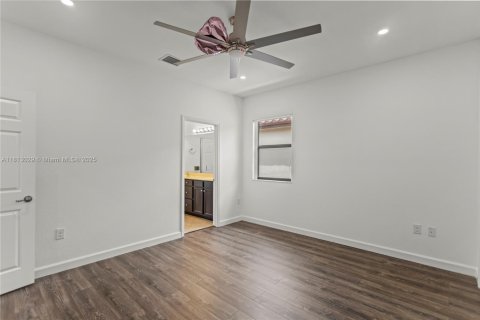 House in Hialeah, Florida 4 bedrooms, 228.73 sq.m. № 1763053 - photo 22