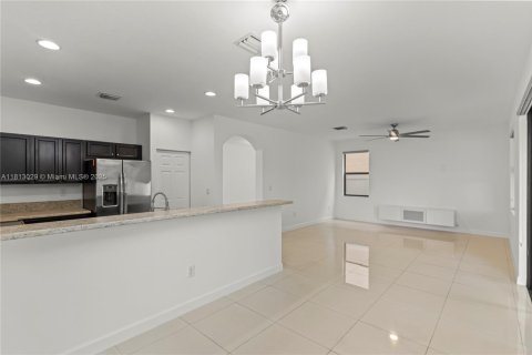 House in Hialeah, Florida 4 bedrooms, 228.73 sq.m. № 1763053 - photo 12