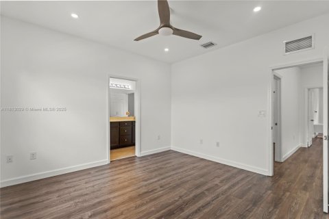 House in Hialeah, Florida 4 bedrooms, 228.73 sq.m. № 1763053 - photo 30