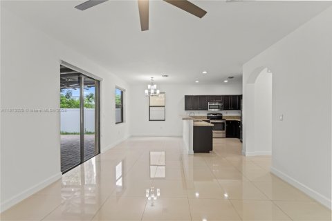 House in Hialeah, Florida 4 bedrooms, 228.73 sq.m. № 1763053 - photo 15