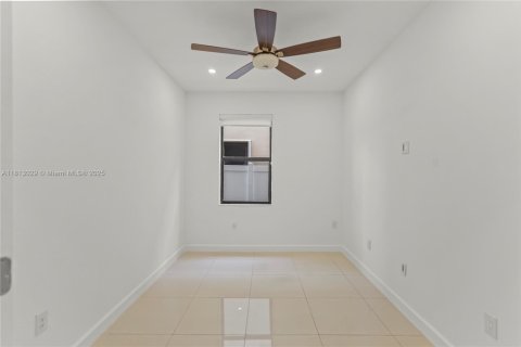 House in Hialeah, Florida 4 bedrooms, 228.73 sq.m. № 1763053 - photo 9