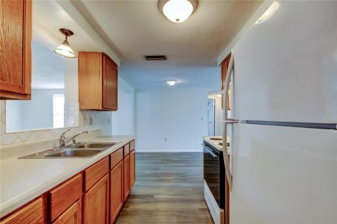 House in Port Richey, Florida 2 bedrooms, 98.1 sq.m. № 1913419 - photo 14