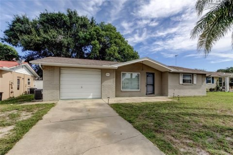 House in Port Richey, Florida 2 bedrooms, 98.1 sq.m. № 1913419 - photo 1