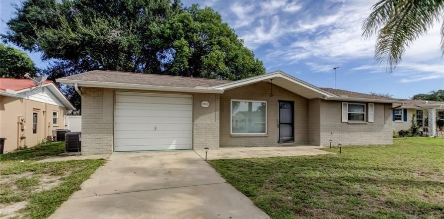 House in Port Richey, Florida 2 bedrooms, 98.1 sq.m. № 1913419