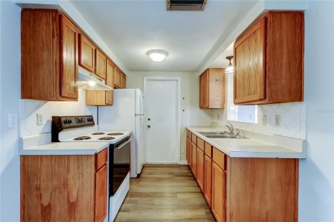 House in Port Richey, Florida 2 bedrooms, 98.1 sq.m. № 1913419 - photo 10