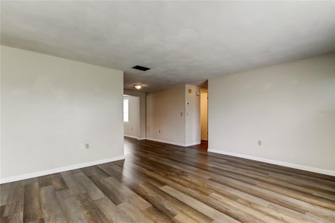 House in Port Richey, Florida 2 bedrooms, 98.1 sq.m. № 1913419 - photo 3