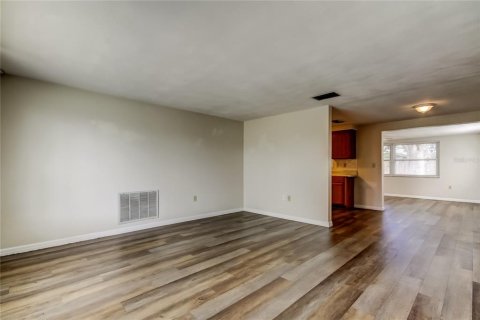 House in Port Richey, Florida 2 bedrooms, 98.1 sq.m. № 1913419 - photo 2