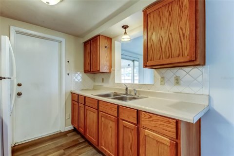 House in Port Richey, Florida 2 bedrooms, 98.1 sq.m. № 1913419 - photo 11