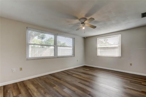 House in Port Richey, Florida 2 bedrooms, 98.1 sq.m. № 1913419 - photo 18