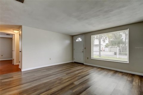 House in Port Richey, Florida 2 bedrooms, 98.1 sq.m. № 1913419 - photo 4