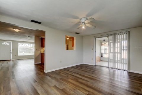 House in Port Richey, Florida 2 bedrooms, 98.1 sq.m. № 1913419 - photo 16