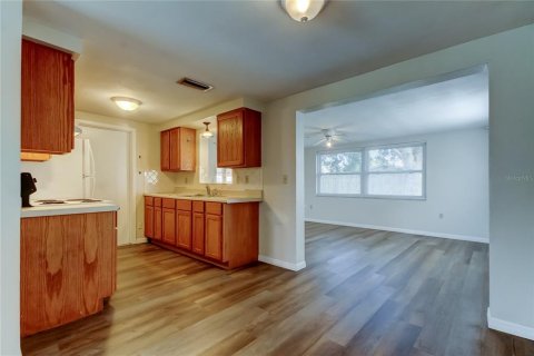 House in Port Richey, Florida 2 bedrooms, 98.1 sq.m. № 1913419 - photo 6