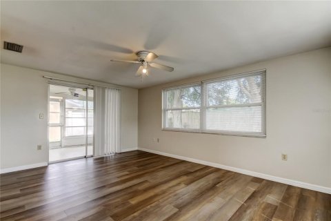 House in Port Richey, Florida 2 bedrooms, 98.1 sq.m. № 1913419 - photo 15