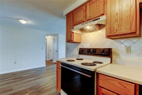 House in Port Richey, Florida 2 bedrooms, 98.1 sq.m. № 1913419 - photo 12