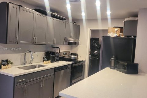 Casa en venta en Lauderhill, Florida, 4 dormitorios, 162.67 m2 № 1729118 - foto 9