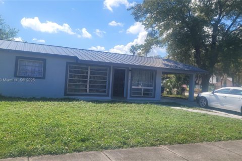 Casa en venta en Lauderhill, Florida, 4 dormitorios, 162.67 m2 № 1729118 - foto 2