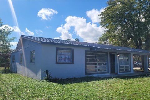 Casa en venta en Lauderhill, Florida, 4 dormitorios, 162.67 m2 № 1729118 - foto 4