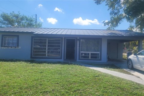 Casa en venta en Lauderhill, Florida, 4 dormitorios, 162.67 m2 № 1729118 - foto 1
