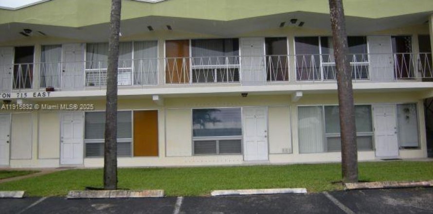 Кондоминиум с 1 спальней в Уилтон-Мэнорс, Флорида № 1973739