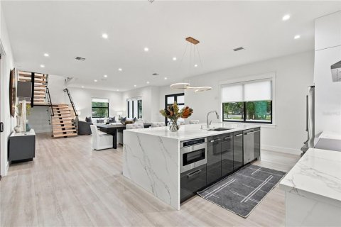 Villa ou maison à louer à Tampa, Floride: 3 chambres, 305.65 m2 № 2388603 - photo 18
