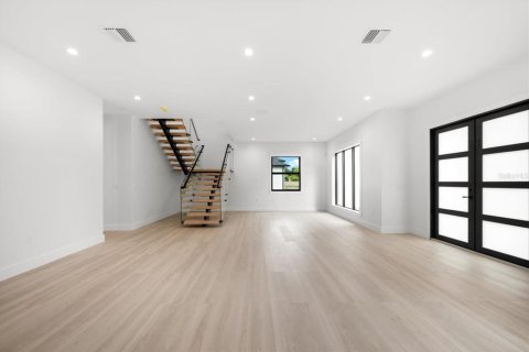 Villa ou maison à louer à Tampa, Floride: 3 chambres, 305.65 m2 № 2388603 - photo 10