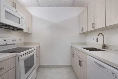 Condo in Cutler Bay, Florida, 2 bedrooms  № 2046483 - photo 15