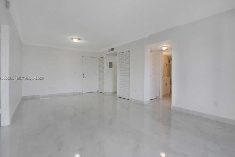 Condo in Cutler Bay, Florida, 2 bedrooms  № 2046483 - photo 17