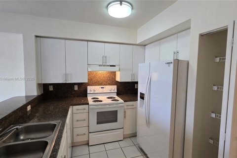 Condo in Cutler Bay, Florida, 2 bedrooms  № 1865343 - photo 8