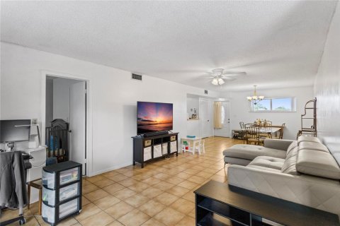 Condo in Pembroke Pines, Florida, 2 bedrooms № 2245228 - photo 21