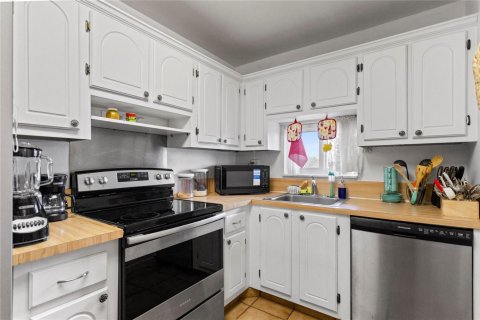 Condo in Pembroke Pines, Florida, 2 bedrooms № 2245228 - photo 15