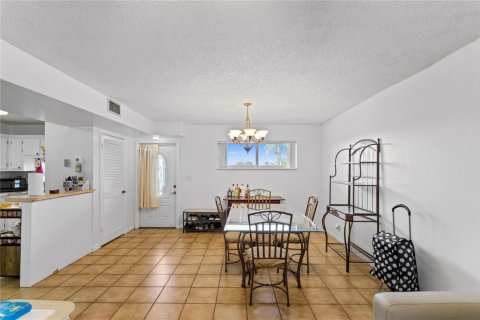 Condo in Pembroke Pines, Florida, 2 bedrooms № 2245228 - photo 8