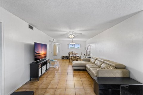 Condo in Pembroke Pines, Florida, 2 bedrooms № 2245228 - photo 20