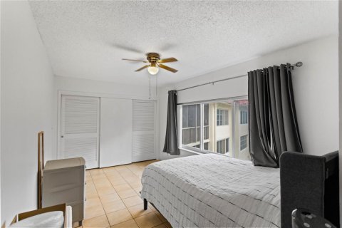 Condo in Pembroke Pines, Florida, 2 bedrooms № 2245228 - photo 23