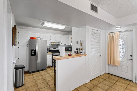Condo in Pembroke Pines, Florida, 2 bedrooms № 2245228 - photo 9