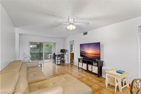 Condo in Pembroke Pines, Florida, 2 bedrooms № 2245228 - photo 6