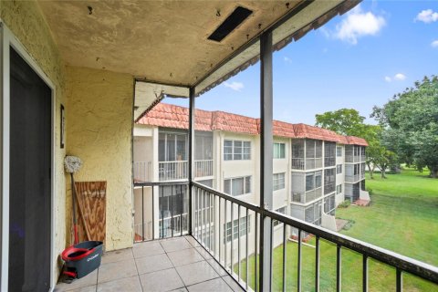 Condo in Pembroke Pines, Florida, 2 bedrooms № 2245228 - photo 29