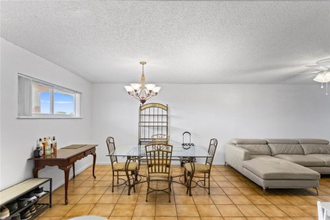 Condo in Pembroke Pines, Florida, 2 bedrooms № 2245228 - photo 18