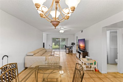 Condo in Pembroke Pines, Florida, 2 bedrooms № 2245228 - photo 4