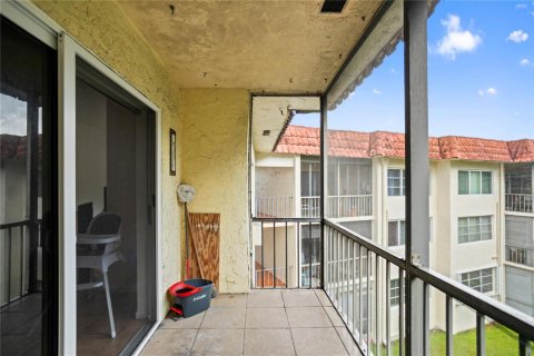 Condo in Pembroke Pines, Florida, 2 bedrooms № 2245228 - photo 30