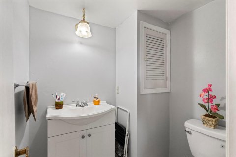 Condo in Pembroke Pines, Florida, 2 bedrooms № 2245228 - photo 11