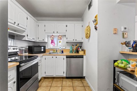 Condo in Pembroke Pines, Florida, 2 bedrooms № 2245228 - photo 14